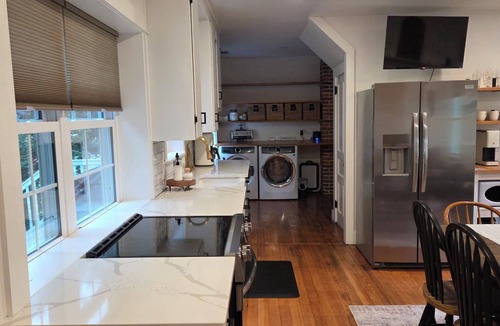 Leola House | 2-bedroom farm guesthouse surrounded by beautiful farmland with cozy charm