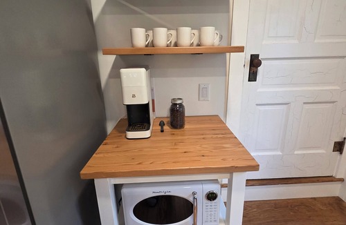 Leola House | 2-bedroom farm guesthouse surrounded by beautiful farmland with cozy charm