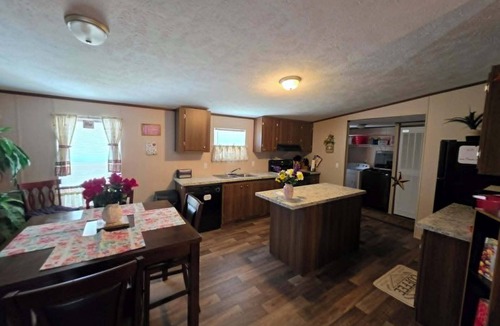 Homosassa House | 2-bedroom mobile home a minute off the Suncoast Parkway. Comfy and cozy!