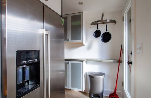Petworth Apartment | 2-BR Petworth Pad/Walk to METRO Subway
