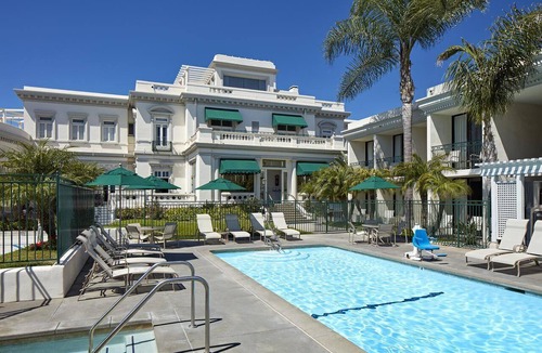 Coronado Hotel | 2 Classy Units Close to Silver Strand State Beach | Free Parking | Onsite Pool