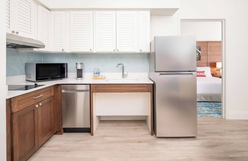 Park Shore Hotel | 2 Comfortable Pet-Friendly Family Suite with Free Breakfast