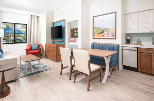 Park Shore Hotel | 2 Comfortable Pet-Friendly Family Suite with Free Breakfast