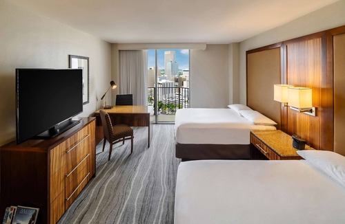 Downtown Miami Hotel | 2 Connecting Suites at a 4⭐️ Hotel