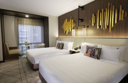 Central New York City Hotel | 2 Deluxe 2 Queens at Hard Rock Hotel New York, Rooftop Bar & Lounge!