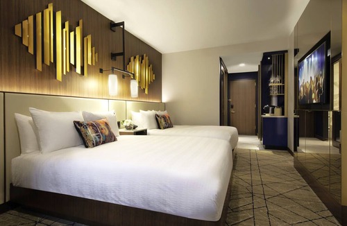 Central New York City Hotel | 2 Deluxe 2 Queens at Hard Rock Hotel New York, Rooftop Bar & Lounge!