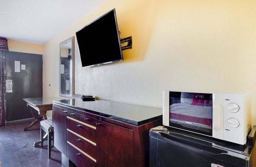 Cape Fear Apartment | 2 Full Bed | Non-Smoking