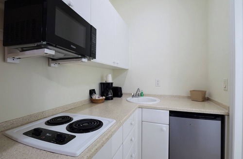 Naples Hotel | 2 Full Beds – Near Beaches & Dining