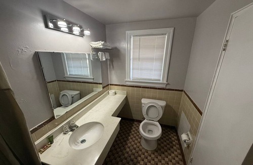 Danville Hotel | 2 Full Beds Non-Smoking