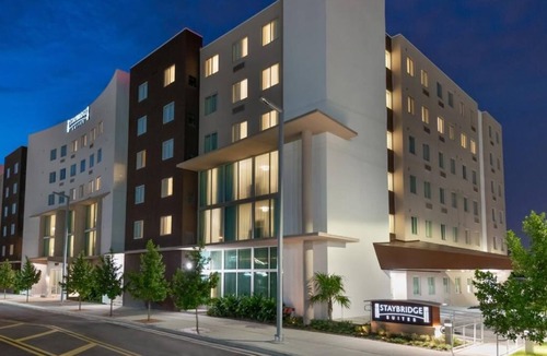 Seybold House | 2 Great Units w/Kitchen Near Miami International Airport, Shuttle, Pool