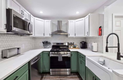Pittsburgh House | 2 King Beds w Hot Tub Near Butler St