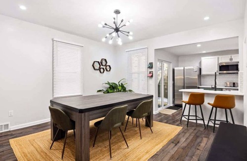 Pittsburgh House | 2 King Beds w Hot Tub Near Butler St