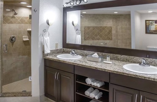 Kissimmee Hotel | 2 Luxury Style 2BR Suite with Kitchen, Pool View Near Orlando Theme Parks