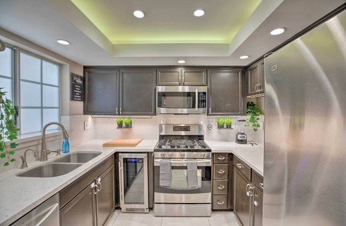 Burbank Condo | 2 Mi to Griffith Park! Burbank Extended-Stay Condo