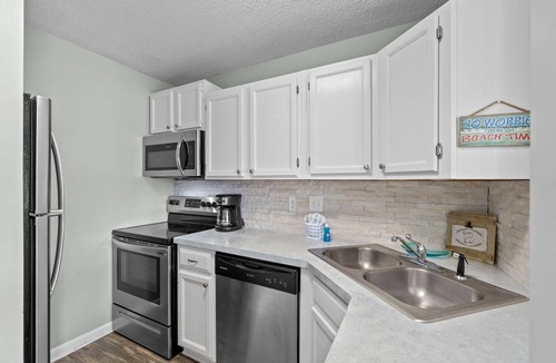 Holiday Isle Condo | 2 MINUTE WALK TO PRIVATE BEACH | PET FRIENDLY