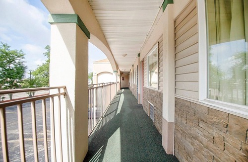 Elkhart Apartment | 2 Queen Bed | Non-Smoking