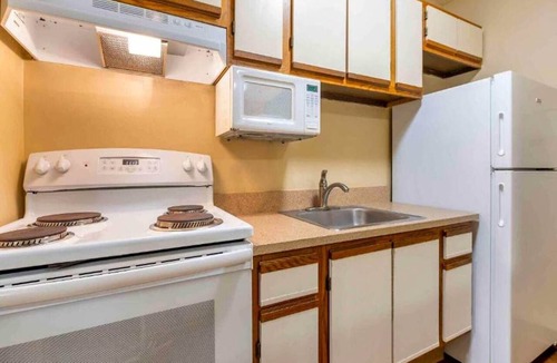 Indianapolis Apartment | 2 Queen Beds | Non-Smoking, Kitchen