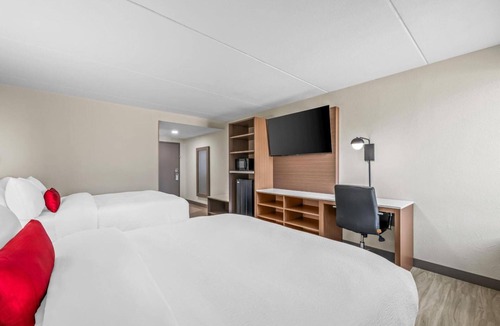 Statesville Hotel | 2 Queen Beds | Unwind in Stylish Unit Ideal for Scenic Carolina Balloon Fest