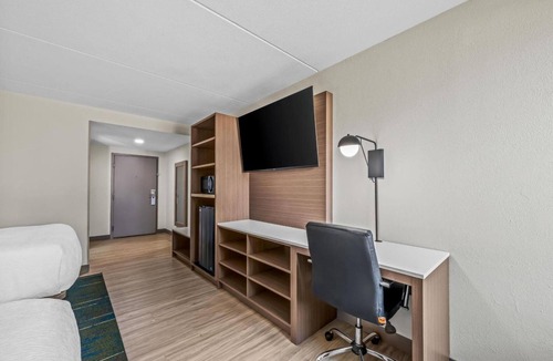 Statesville Hotel | 2 Queen Beds | Unwind in Stylish Unit Ideal for Scenic Carolina Balloon Fest