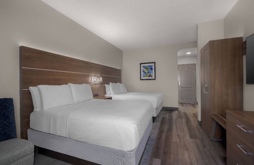 Myrtle Beach Hotel | 2 Queen Beds w/Free Parking & Breakfast, Pool & Hot Tub | Myrtle Beach - 2.6 mi