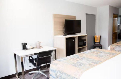 Mary Esther Hotel | 2 Refreshing Family Room | Near Liza Jackson Park | Free On-Site Parking