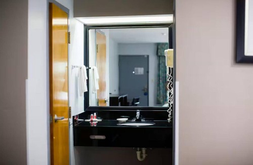 Mary Esther Hotel | 2 Refreshing Family Room | Near Liza Jackson Park | Free On-Site Parking