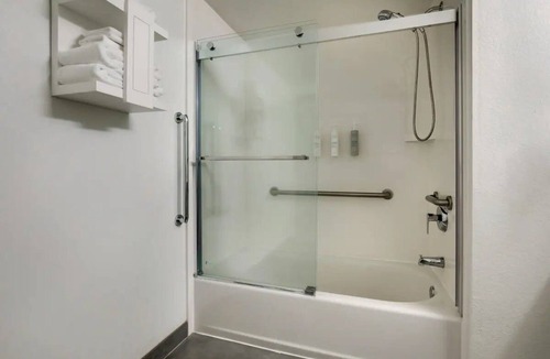Polk Village Hotel | 2 Relaxing & Pet-Friendly Room for Families | On-Site Parking Available