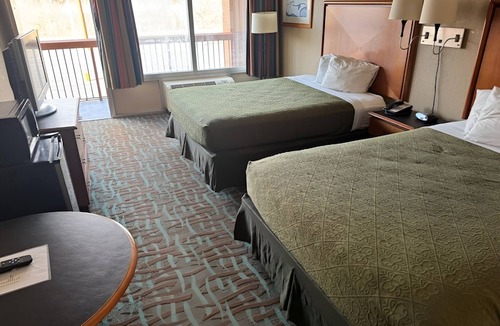 Harriman Hotel | 2-Room Escape with Free Parking & Breakfast – Convenient I-40 Location