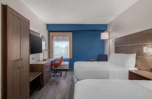 Myrtle Beach Hotel | 2 Rooms Steps to Broadway at the Beach | Free Breakfast & Parking + Onsite Pool