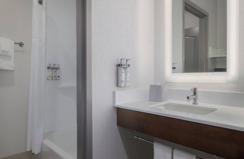 Myrtle Beach Hotel | 2 Rooms Steps to Broadway at the Beach | Free Breakfast & Parking + Onsite Pool