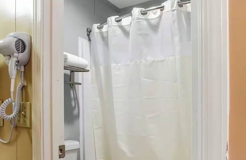 Ridgeland Hotel | 2 Spacious King Room Perfect for Budget-Friendly Getaways