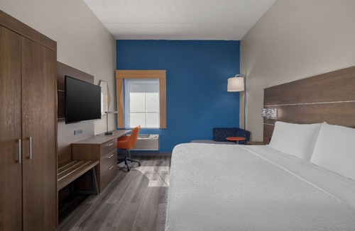 Myrtle Beach Hotel | 2 Spacious Rooms w/Outdoor Pool Access & Free Parking | Myrtle Beach -2.6 miles