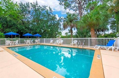 Bayou Oaks Hotel | 2-Star Hotel ∙ Sleep Inn Sarasota North