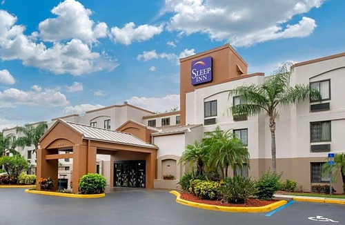 Bayou Oaks Hotel | 2-Star Hotel ∙ Sleep Inn Sarasota North