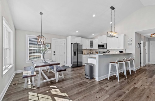 Southmont Cabin | 2 Stunning Lakefront Homes: Docks/Fire Pits/Kayaks