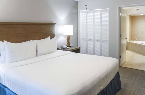 Kissimmee Hotel | 2 Tropical King Suite Near Disney w/Hot Tubs & BBQ Area