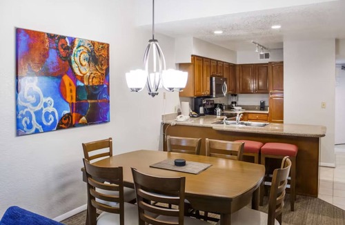 Kissimmee Hotel | 2 Tropical King Suite Near Disney w/Hot Tubs & BBQ Area