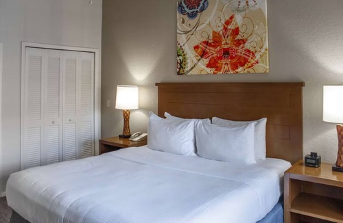 Kissimmee Hotel | 2 Tropical King Suite Near Disney w/Hot Tubs & BBQ Area