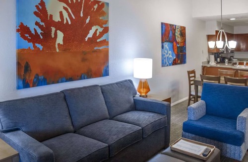 Kissimmee Hotel | 2 Tropical King Suite Near Disney w/Hot Tubs & BBQ Area