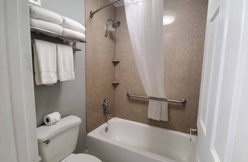 Vero Beach Hotel | 2 Units - Queen Standard | Near Jackie Robinson Complex | Vero Beach Inn & Suite
