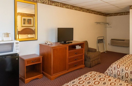 Campbelltown Hotel | 2 Units w/FREE Breakfast and Parking, Close to Zoo America, Hershey Park!