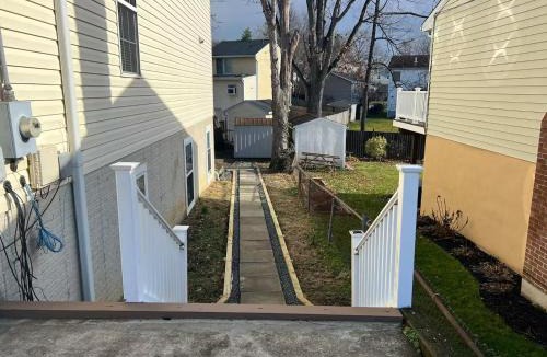 Nauck House | 25 Lux Room 5 - 2 Queen Beds, Shared Bathroom - Nonsmoking
