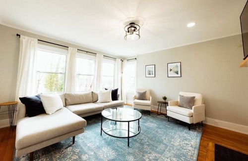 North Beacon Hill House | 2BD Orcas Lodge · 2BD Modern Getaway | Peloton | Dual Monitors