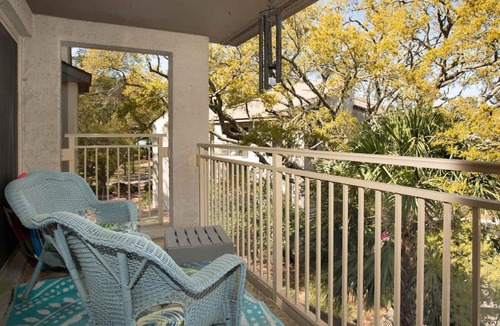 South Beach Villa | 2BR Bluff Villa w Balcony Walk to Salty Dog