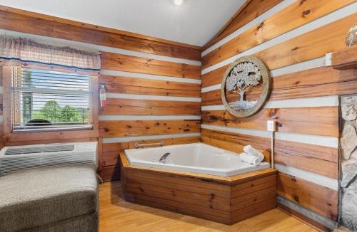 Fancy Gap House | 2BR Cabin with Jacuzzi and Mountain Views - Cabin 5