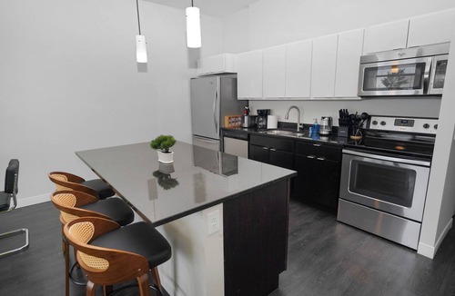 Westown Hotel | 2BR Stylish Westown 5 minutes to Deer District