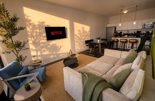 Westown Hotel | 2BR Stylish Westown 5 minutes to Deer District