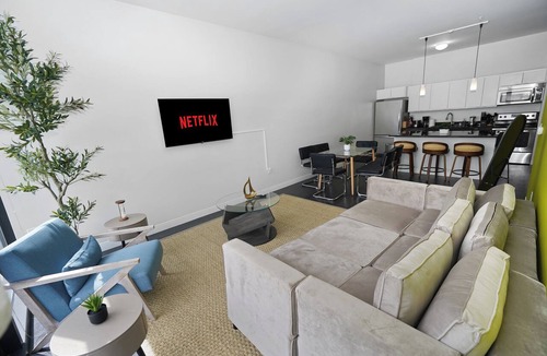 Westown Hotel | 2BR Stylish Westown 5 minutes to Deer District