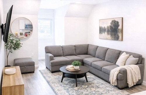 Mill River Apartment | 2BR Yale Visit Stay + Easy Parking