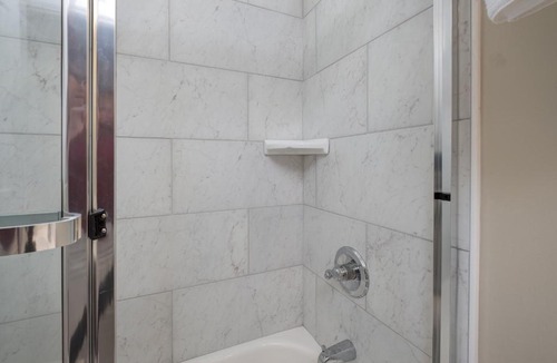 Chestnut Hill Apartment | 2nd Ave S Condo Unit 6